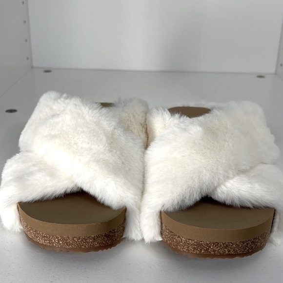 🆕 NWT - Dream Pairs Faux Rabbit Fur Slides Size 7 - Picture 2 of 5